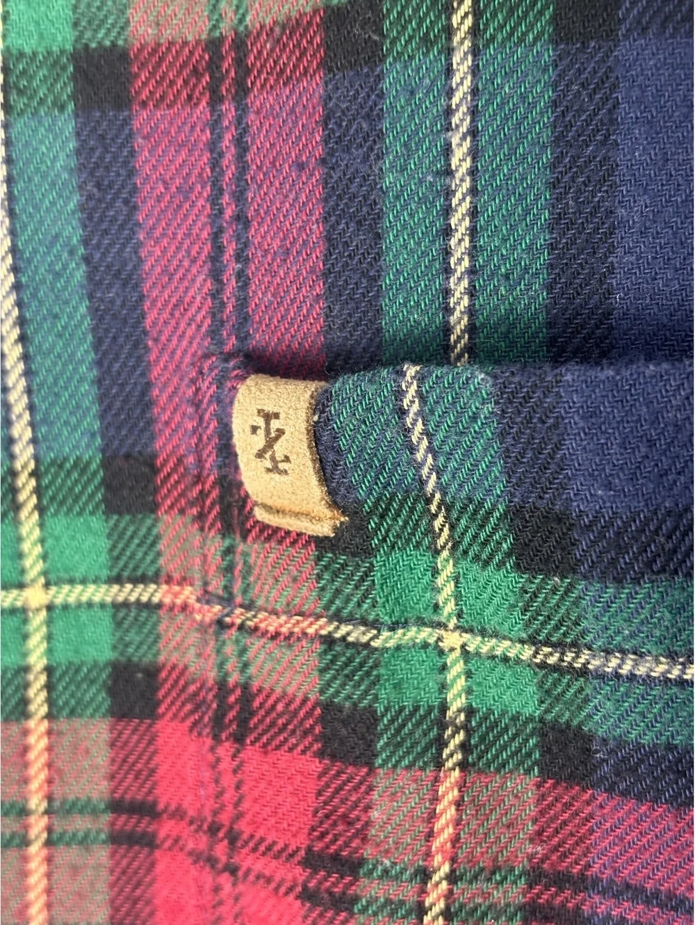 IZOD Men’s Medium Plaid Flannel Shirt Navy Green Red Button Down Long Sleeve